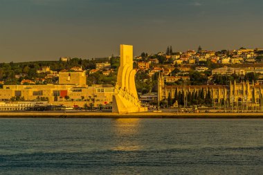Portekiz 'in Lizbon Belem ilçesine yakın çekim görüntüsü sonbaharda gün doğumunda sabahın altın ışığında yıkandı.