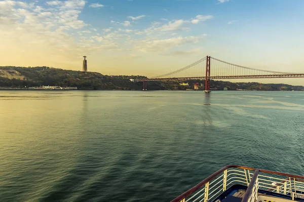 Guardando Indietro Ponte Del Aprile Alla Statua Cristo Lisbona Portogallo — Foto Stock