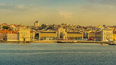 Tagus Nehri 'nden Portekiz Ticaret Meydanı' na doğru sabahın erken saatlerinde sonbaharda gün doğumunda bir manzara.