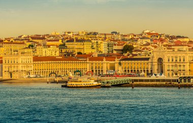 Tagus nehrinden Portekiz Ticaret Meydanı 'na doğru yakından bir bakış. Sonbaharda gün doğumunda sabahın erken saatlerinde.