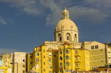 Sonbaharda katedralin etrafındaki Lizbon, Portekiz 'in eski köşesine yakın çekim