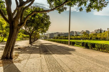 Portekiz mozaik kaldırımları sizi Lizbon 'dan Tagus nehrine götürür.