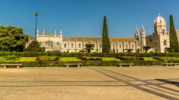 皇家花园和葡萄牙里斯本哥特式Jeronimos修道院的辉煌 — 图库照片
