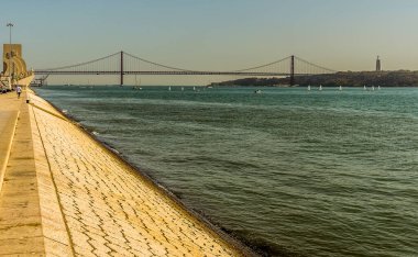 Portekiz, Lizbon Belem bölgesinden Tagus nehrinin yukarısındaki asma köprüye doğru bir manzara