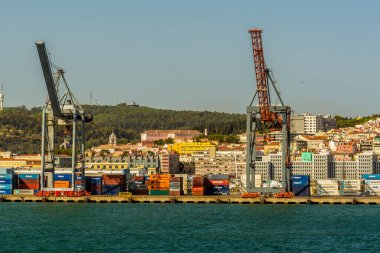 Tagus Nehri 'ni geçen nehir trafiği eski bölge Lizbon, Portekiz' in arka planında.