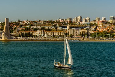 Portekiz, Lizbon 'un Belem ilçesine komşu Tagus nehri üzerindeki nehir trafiğinin manzarası