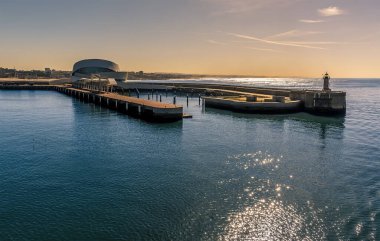 Porto, Portekiz yakınlarındaki Leixoes limanının liman duvarını geçince sabahın ilk ışıklarıyla portakal rengi parlıyor.