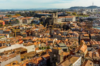 Katedrale ve Porto, Portekiz 'in çatısındaki Douro nehrine bakan manzara güneşli bir öğleden sonra Clerigos Kulesi' nden.