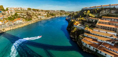 Douro nehrinin kıyı şeridi, güneşli bir öğleden sonra Portekiz 'in eski Porto bölgesinden doğuya doğru ilerliyor.
