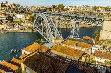 Douro nehri kıyısı ve Dom Luiz köprüsü güneşli bir öğleden sonra Portekiz, Porto 'nun eski mahallesine açılıyor.