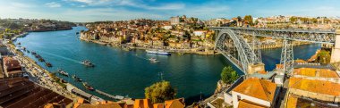 Douro nehrinin manzarası, Dom Luiz köprüsü ve güneşli bir öğleden sonra Portekiz, Porto 'nun eski mahallesi.
