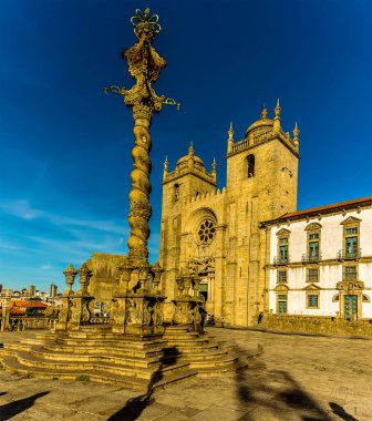 Porto, Portekiz 'deki Katedral meydanında güneşli bir öğleden sonra manzarası