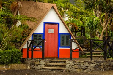 Funchal Madeira şehrinin üzerindeki tropikal bahçede geleneksel bir Madeira yerleşimi.