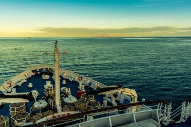 Uzaktaki Desertas adalarıyla Madeira 'dan yelken açmak.