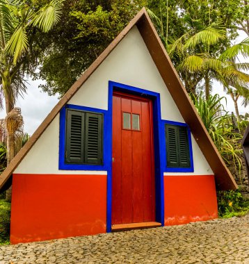 Funchal, Madeira 'da geleneksel bir üçgen ev.