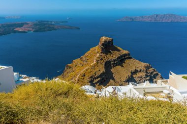 Yazın Santorini 'nin Imerovigli köyünden Skaros Kayası' na doğru bir manzara