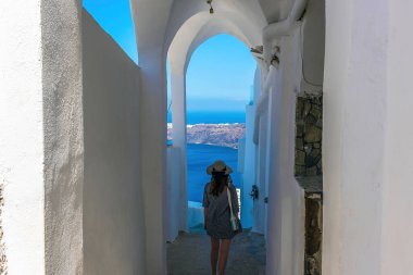 Yazın Imerovigli köyünden Skaros Kayası 'na giden yola doğru inen Santorini.