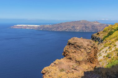 Yaz mevsiminde Skaros 'tan Oia' ya doğru bir manzara
