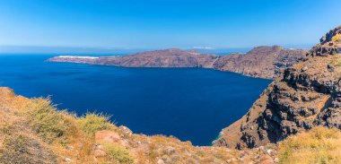 Santorini 'nin kalderasının yaz mevsiminde adanın kuzeyine doğru uzanan görüntüsü.