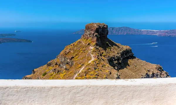 Skaros Felsen Ragt Den Himmel Mit Blick Auf Die Insel — Stockfoto