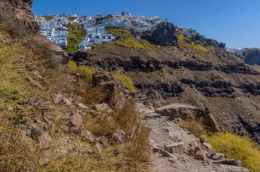 Imerovigli köyü yaz mevsiminde Santorini 'nin kalderasının dikey uçurumunun tepesinde oturur.