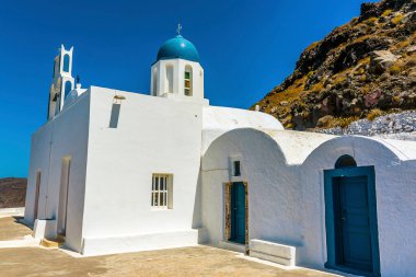 Yazın Santorini 'nin Skaros Kayası' nda geleneksel bir kiliseye bakan bir manzara.