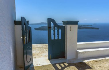 Yazın Santorini 'deki kalderaya açılan bir kapı manzarası.