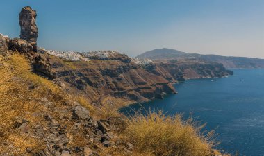 Skaros Rock, Santorini 'den başkent Fira' ya doğru bir manzara