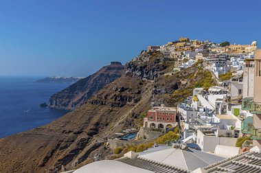 Yazın Thira ve Santorini 'den Skaros Kayası' na doğru bir manzara