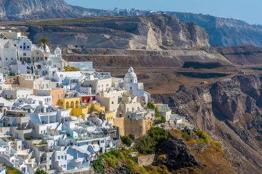 Thira, Santorini ve yaz aylarında volkanik kayalıklarda beyaz boyanmış binalar.