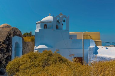 Kast boyunca uzanan manzara Pyrgos, Santorini 'deki bir kilise çan kulesine doğru yıkıldı.