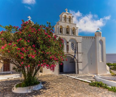 Yazın Pyrgos, Santorini 'deki Bakire Meryem Kilisesi' ne doğru bir panorama manzarası