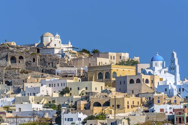 Yazın Santorini 'nin Pyrgos köyünün zirvesine doğru bir manzara.