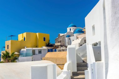 Yazın Santorini, Oia köyünde mavi kubbeler ve beyaz sokaklar