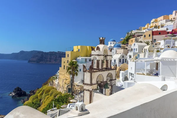 Una Vista Cúpulas Azules Campanarios Pueblo Oia Santorini Verano —  Fotos de Stock