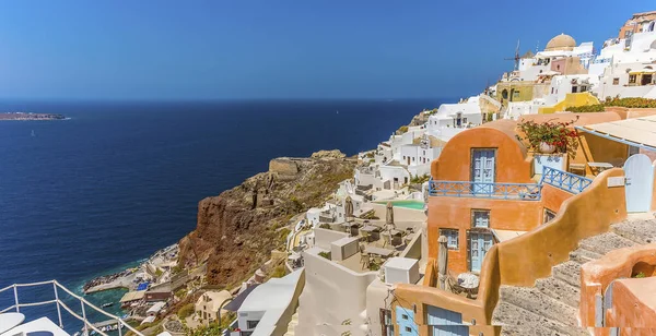 Gli Edifici Del Villaggio Oia Santorini Cadono Lungo Scogliera Verso — Foto Stock