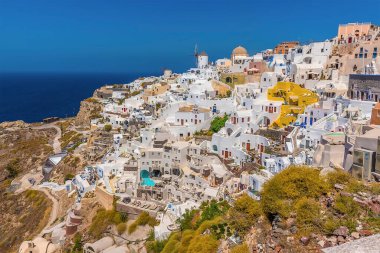 Yazın Santorini, Oia köyünün kuzey kıyısında bir manzara.