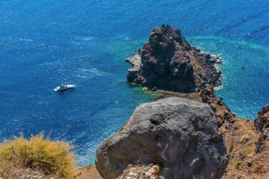 Yazın Santorini 'nin kuzey ucundaki küçük Aziz Niklas adası.