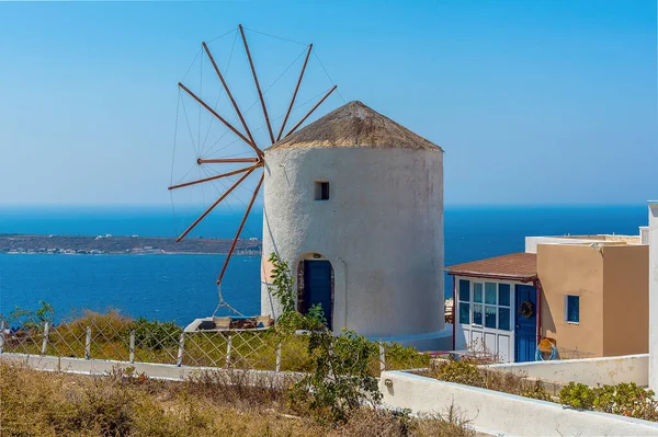 桑托里尼Oia村北端一座传统风车的景观 — 图库照片