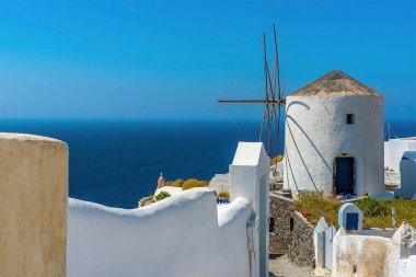 Yazın Oia, Santorini köyünün kuzey ucundaki tenha bir ara sokağa bakan manzara.
