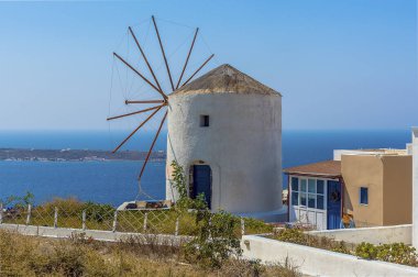 Santorini 'nin Oia köyünün kuzey ucundaki geleneksel yel değirmeni manzarası