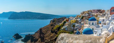 Yazın arka planda Oia, Santorini köyü ve Susuzluk Adası manzarası
