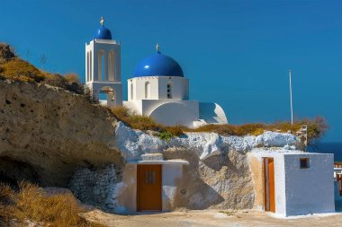 Yazın Santorini, Oia köyünün dışında mavi kubbeli küçük bir kilise.