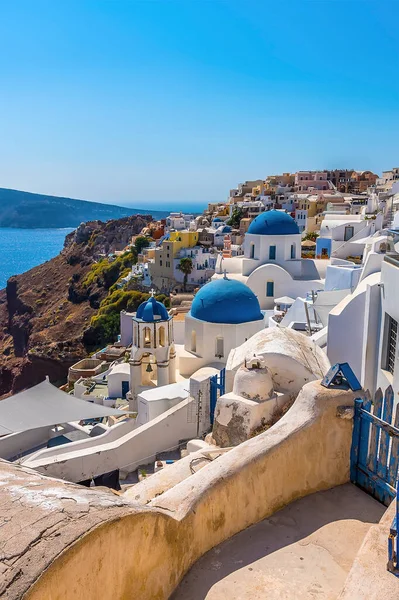 Över Vitmålade Hus Gångvägar Och Blåkuperade Kyrkor Byn Oia Santorini — Stockfoto