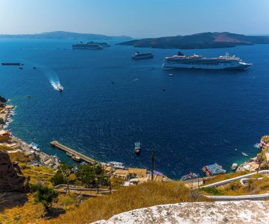 Fira kasabasından yaz mevsiminde limana uzanan merdivenlerden bir manzara