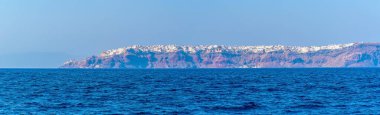 Yazın Caldera sularından Santorini 'nin kuzey ucuna doğru bir manzara.