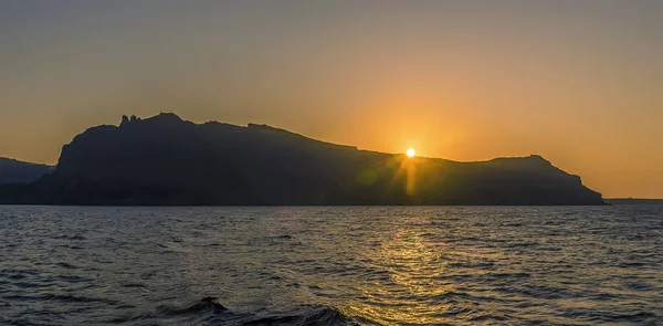 Isola Thirasia Santorini Sagomata Dal Sole Che Tramonta Una Serata — Foto Stock