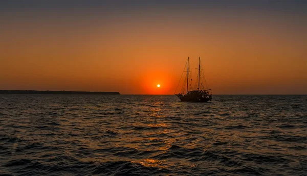 Boat Silhouetted Setting Sun Santorini Summers Evening — Stock Photo, Image