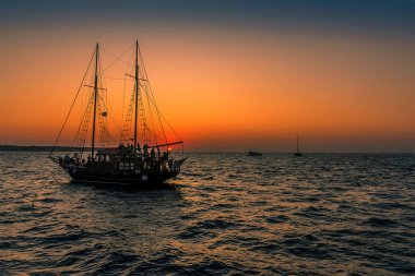 Bir yaz akşamında Santorini 'de günbatımının son aşamaları