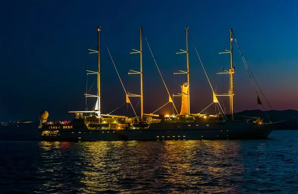 Długi Widok Ekspozycji Czterech Masted Łódź Zacumowana Poniżej Fira Santorini — Zdjęcie stockowe